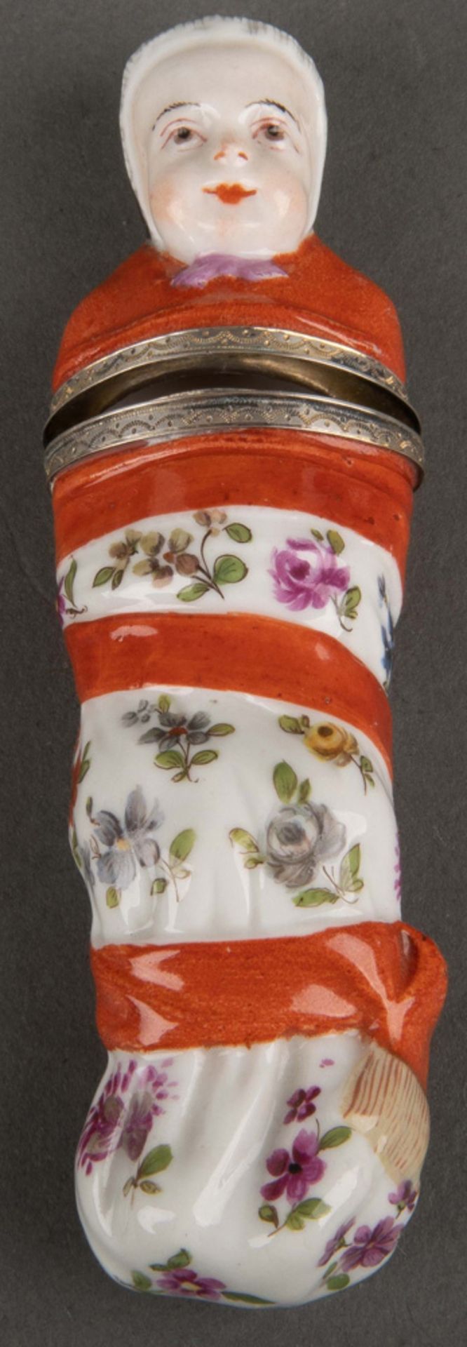 Nadeletui „Wickelkind“. Fürstenberg 1760-70. Porzellan, fein ausmodelliert und bunt floral bemalt, o