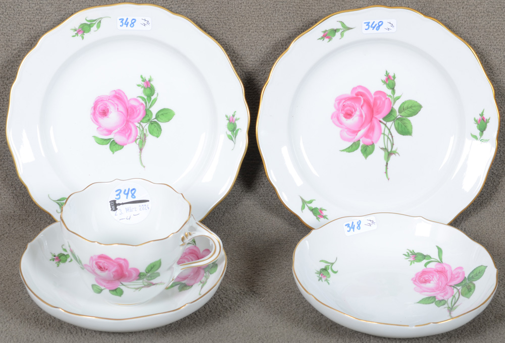 Vier unterschiedliche Formteile „Rote Rose“. Meissen 20. Jh. Porzellan, bunt bemalt, Goldrand; am