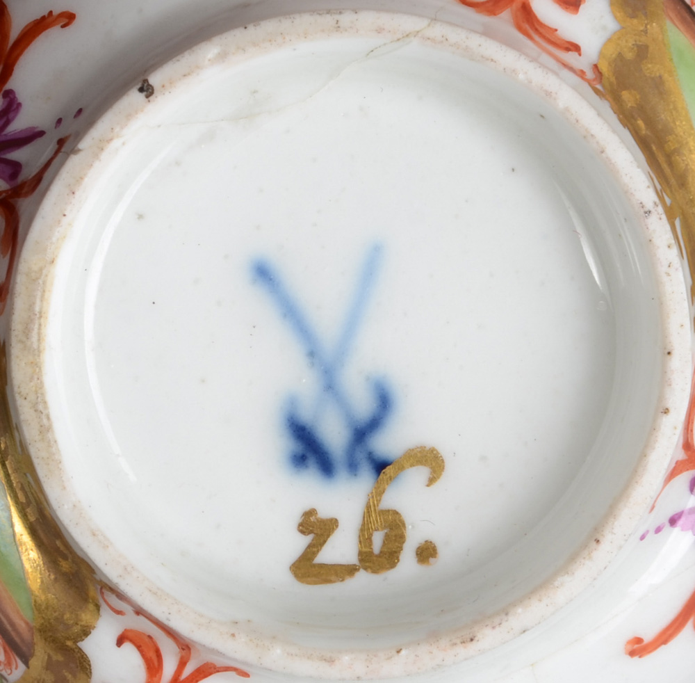 Koppchen. Meissen 1723-24. Porzellan, bunt bemalt mit Chinoiserien, verso unterglasurblaue - Image 3 of 3