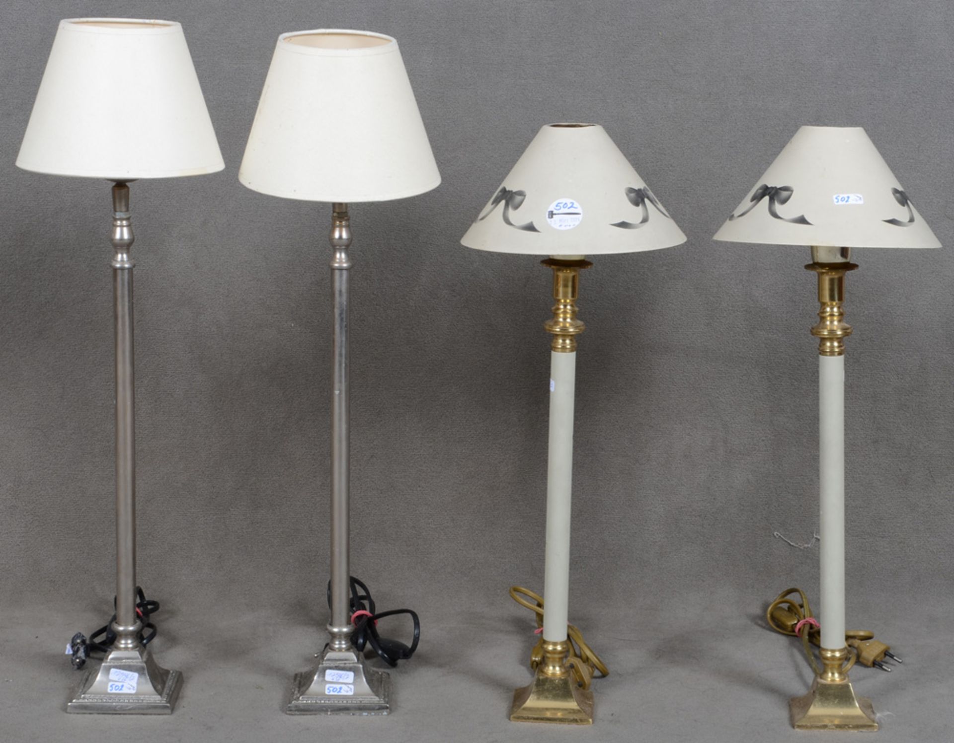 Zwei Paar Lampen. Deutsch 20. Jh. Messing / Metall, mit Stoffschirmen, H=je 62 cm, D=je 20 cm / H=je