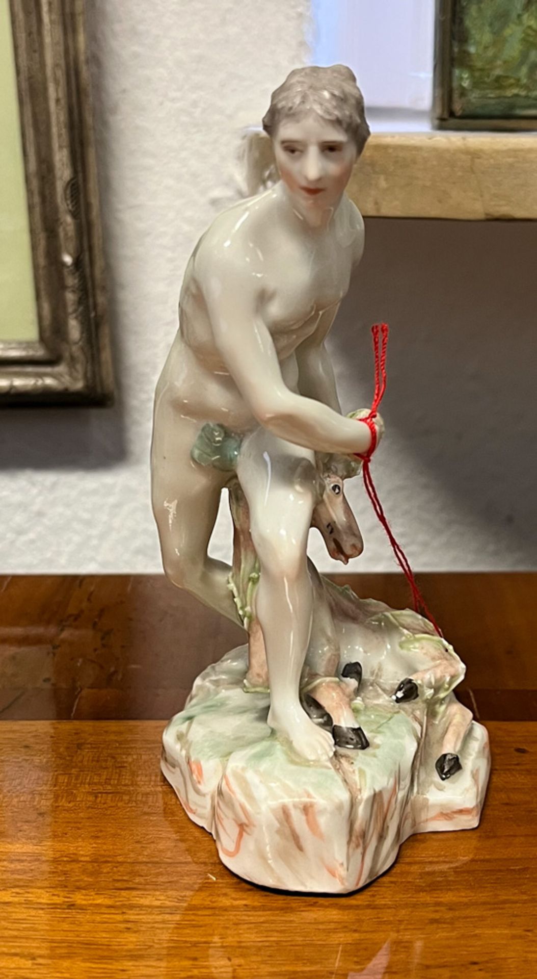 Jäger mit Fangnetz „Herkules“. Ludwigsburg 1764. Nackt stehend, auf felsigem Sockel. Im Netz ein - Bild 2 aus 8
