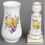 Kerzenleuchter und Vase. Meissen 20. Jh. Porzellan, bunt bemalt mit Obstbouquet, Goldrand; am