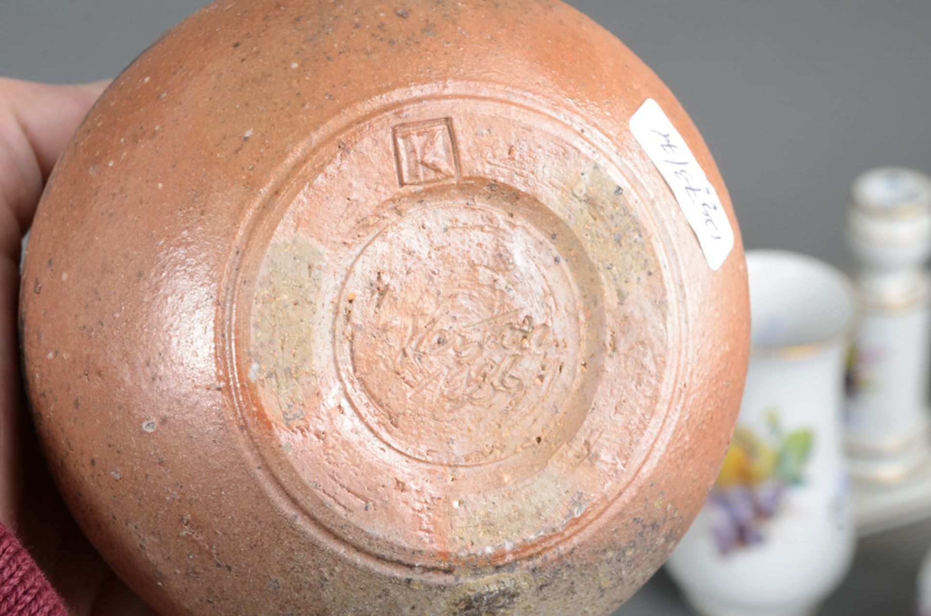 Birnförmige Vase. Kandern, Horst Kerstan (1941-2005) dat. 1986. Keramik, aufwendig geformt und glasi - Bild 2 aus 2