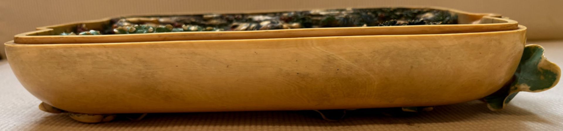 Deckeldose. Asien. Poliertes Horn mit reliefiertem Blattdekor; innen aufwendig mit figürlichen - Bild 6 aus 16