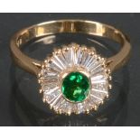 Damenring, GG gestempelt 585/-, ausgefasst mit einem runden kleinen Smaragd (berechnetes Gewicht ca.