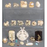 19-tlgs. Konvolut Asiatika, bestehend aus: Inros, Netsuke, Siegel und Wappen u.a. aus Jade, Horn,