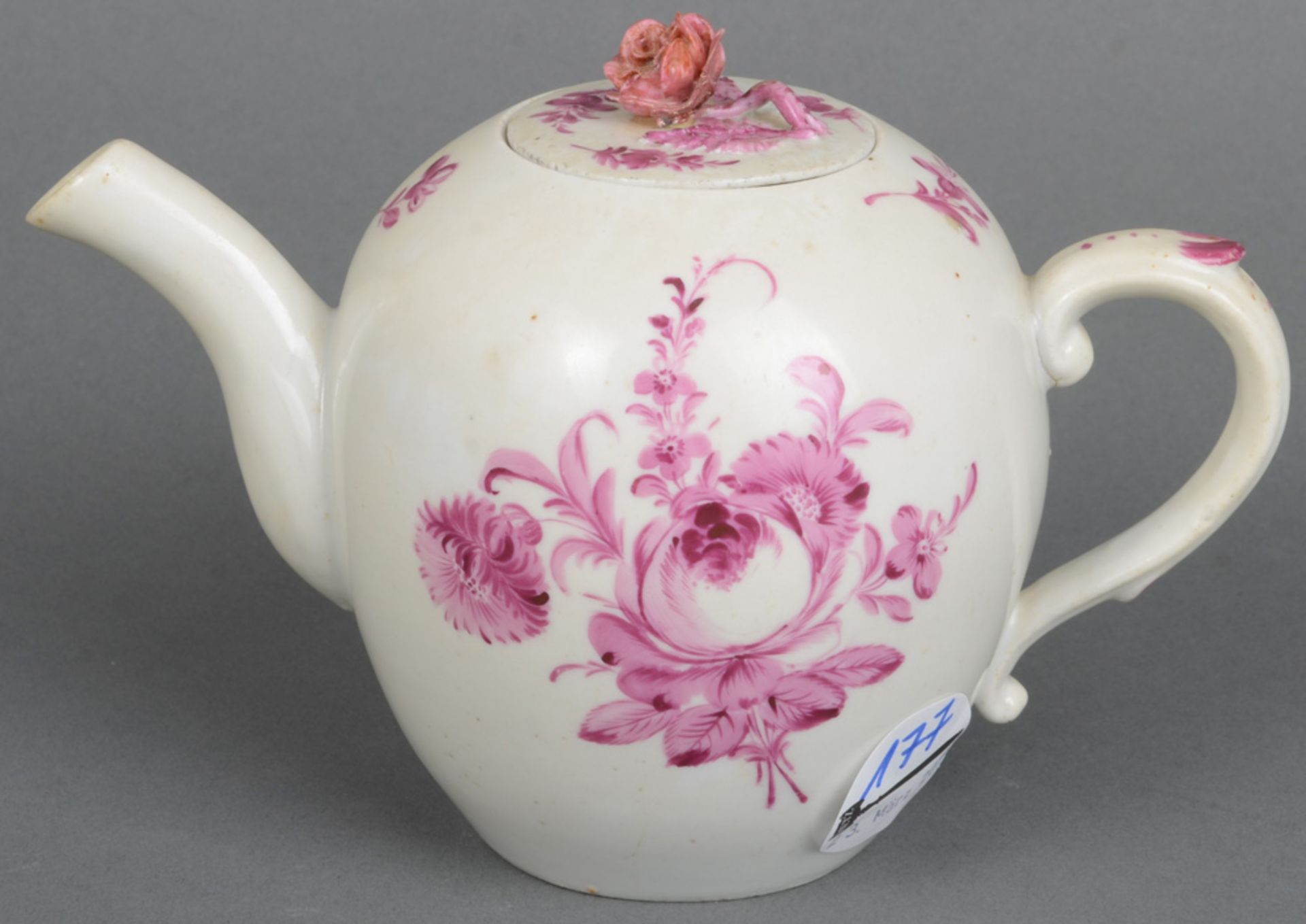 Teekanne. Volkstedt 1780. Porzellan, purpurn bemalt mit Floraldekor; am Boden unterglasurblaue,