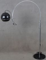 Vintage Anvia-Bogenlampe 1960er/1970er Jahre. Chrom / schwarzes Metall, in der Höhe verstellbar, H=