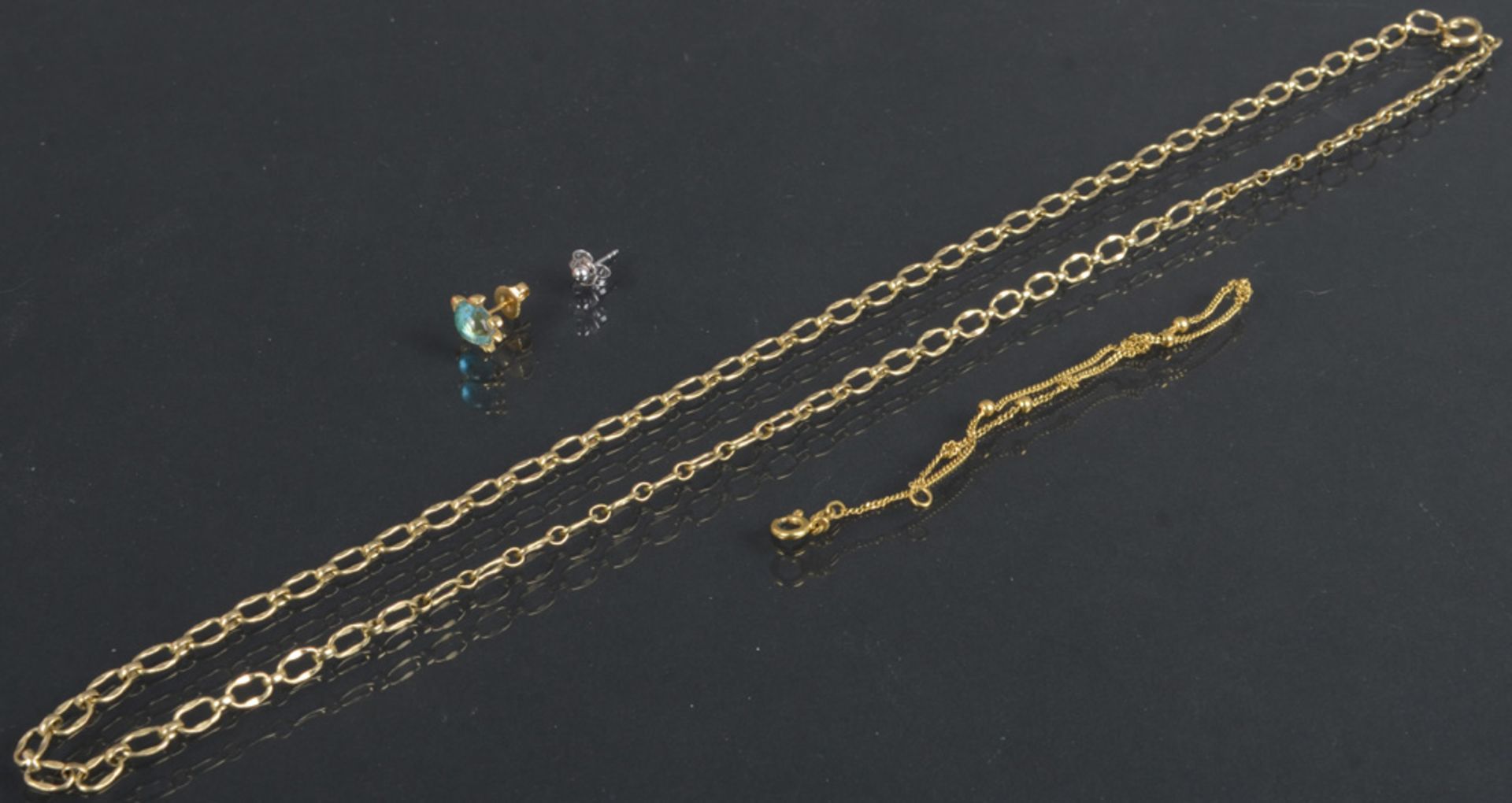 Dreitlgs. Konvolut Schmuck: Armband, Halskette (L=60 cm) und Ohrstecker, 8 ct Gold, ca. 11,2 g; dazu
