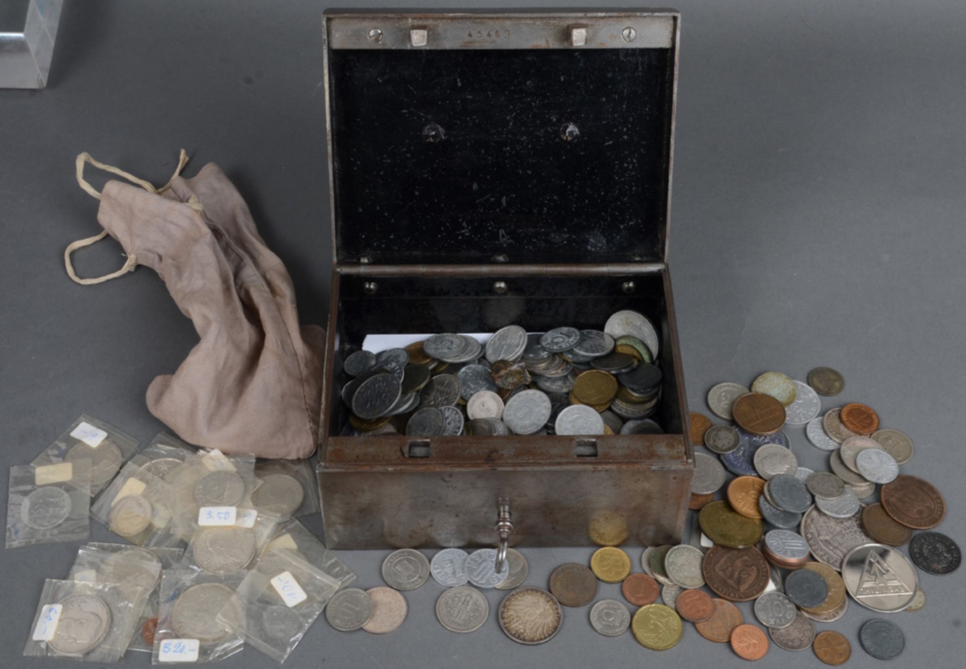 Konvolut Münzen, u.a. 5- und 10-DM-Silbermünzen und Pfennige.