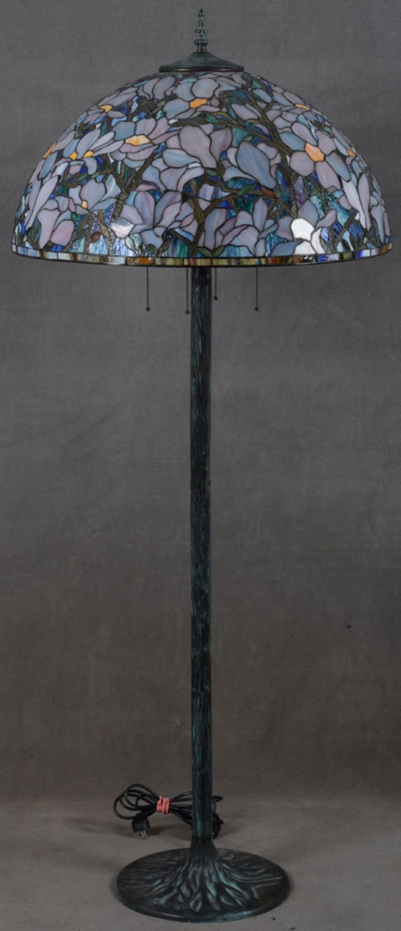 Stehlampe. USA 20. Jh. Metallfuß mit buntem, bleiverglastem Schirm, H=170 cm, D=71 cm. (Funktion ung