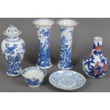 Konvolut asiatisches Porzellan, u.a. Deckelvase, Schalen und Vasen, meist unterglasurblau floral
