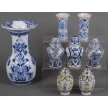 Drei Paar Vasen und zwei weitere. Delft 18. bis 20 Jh. Fayence, unterglasurblau bemalt bzw. farbig s