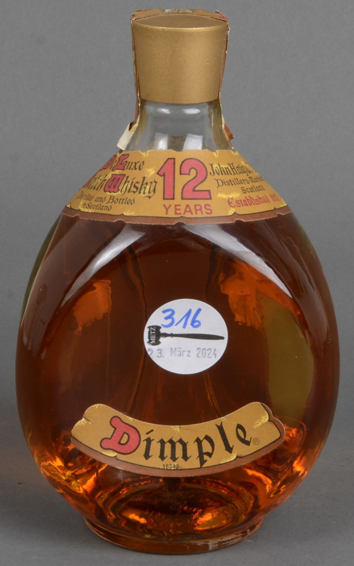 Eine Flasche „Dimple, 12 Years old Whisky“. Für die Genießbarkeit und Lagerung übernehmen wir