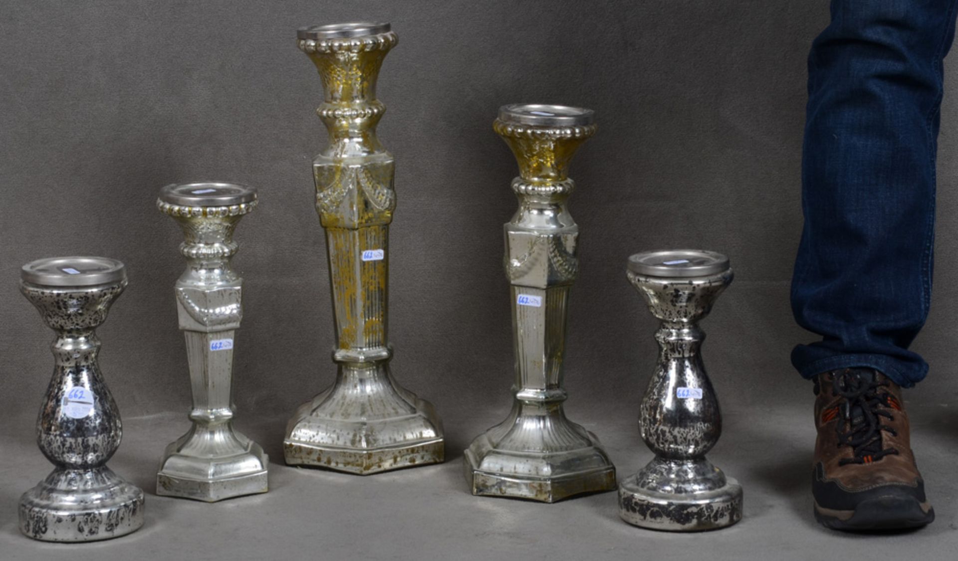 Ein Paar Kerzenleuchter und drei weitere. Deutsch um 1880. Farbloses Glas / Metall, sog.