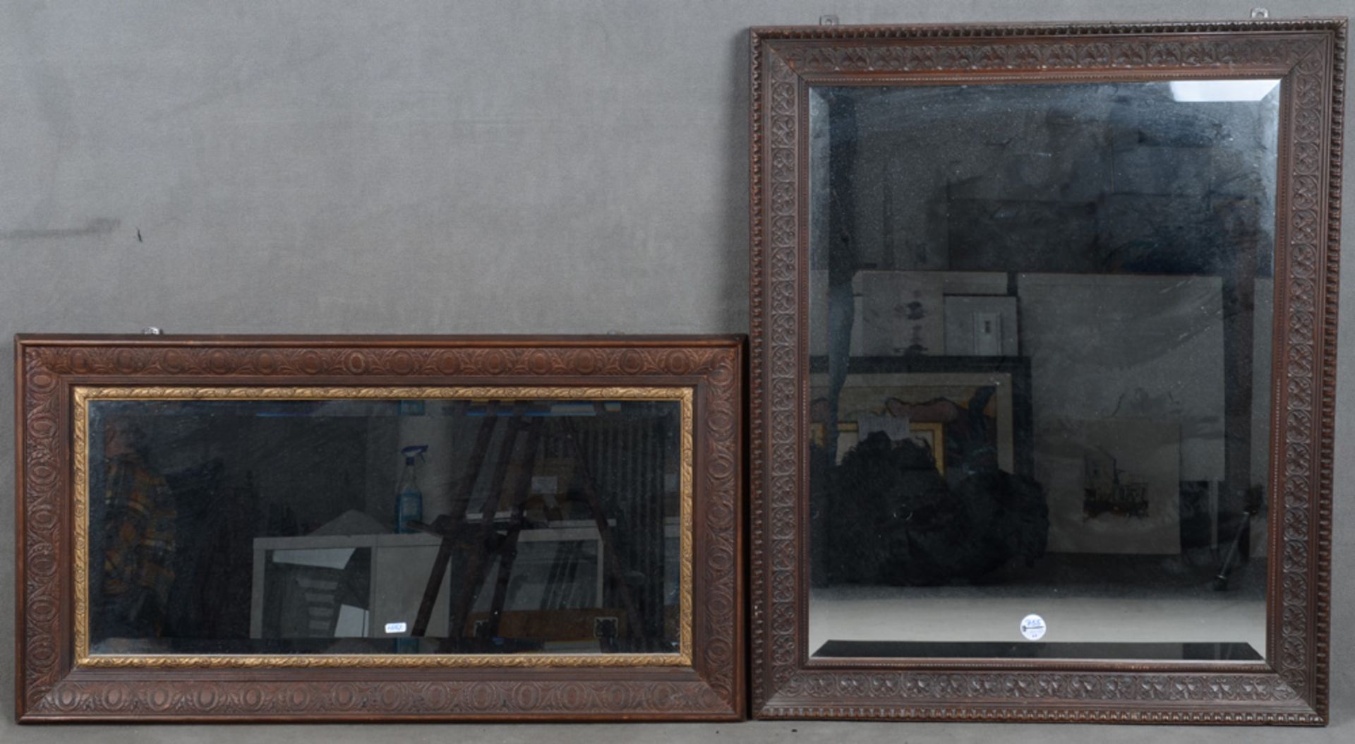 Zwei Jugendstil-Rahmen. Deutsch um 1900. Massivholz, geschnitzt, mit geschliffenem Spiegelglas, 50 x