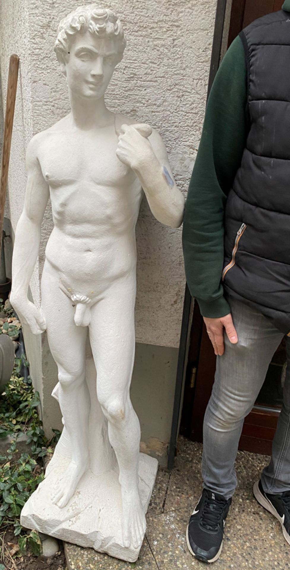 „David“, auf Sockel stehend, nach Michelangelo. Wohl Italien 20. Jh. Kunststeinmasse, H=142 cm. **