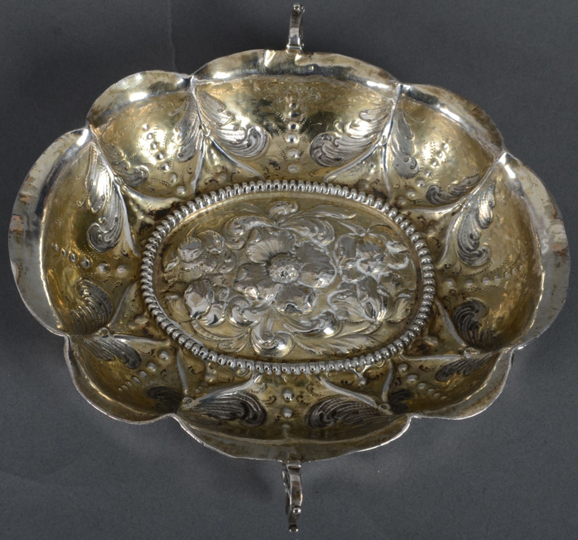 Ovale Weinprobierschale. Breslau, Meister „HS“ um 1680. Silber, ca. 106 g, floral- und rocaillerelie