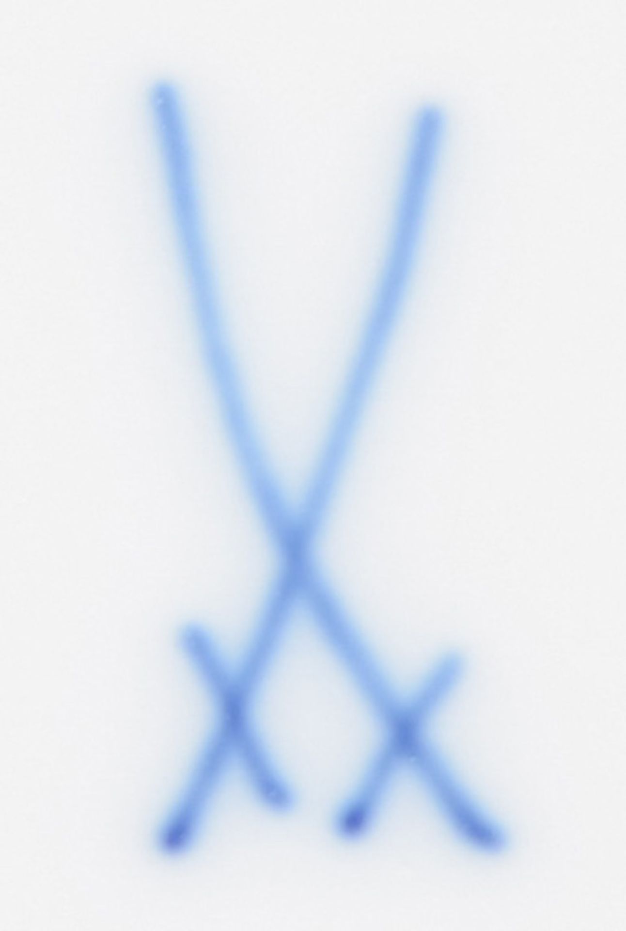 Ovale Platte. Meissen 20. Jh. Porzellan, bunt bemalt mit Blumen; am Boden unterglasurblaue Schwerter - Bild 2 aus 2