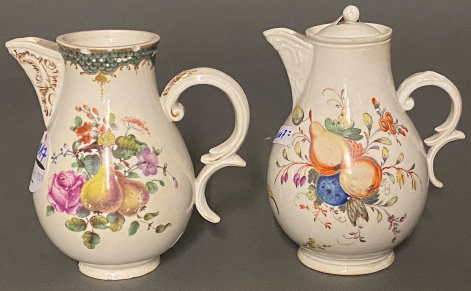 Zwei Kannen ohne Deckel. Nymphenburg 1770. Porzellan, bunt bemalt mit Floral- und Obstdekor; am - Image 2 of 2