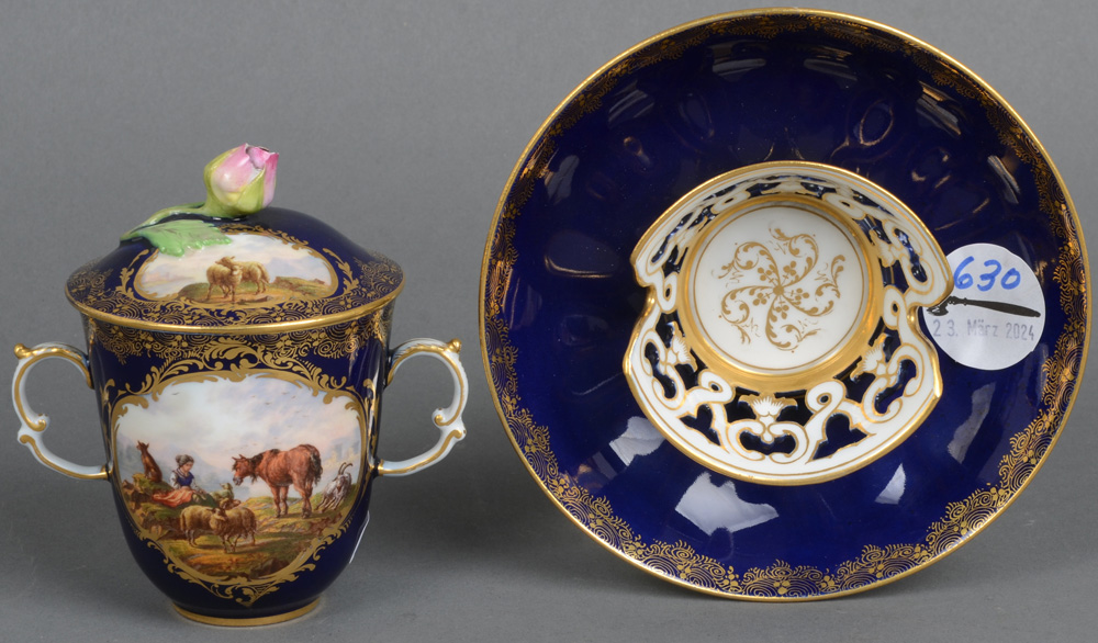 Trembleuse mit Unterschale. Meissen 19. Jh. Porzellan, mit kobaltblauem Fond, Goldspitzenbordüren