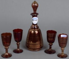 Fünftlge. Trinkgarnitur. Böhmen um 1900. Rubinfarbenes Glas mit goldenem Liniendekor, H=9 / 22