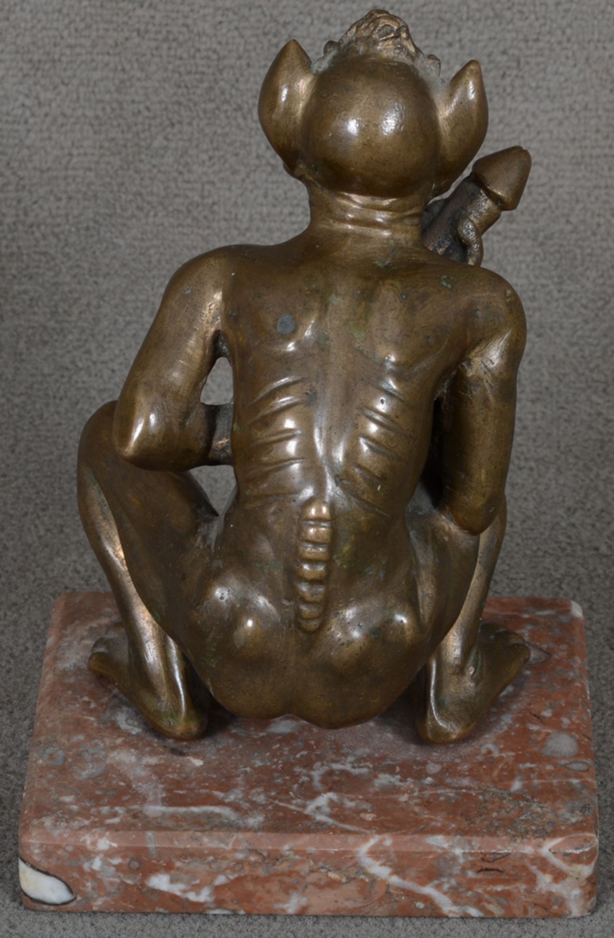 Erotika: Hockender Teufel mit langem Phallus. Deutsch 20. Jh. Bronze, auf Marmorsockel, H=17 cm. - Image 2 of 2