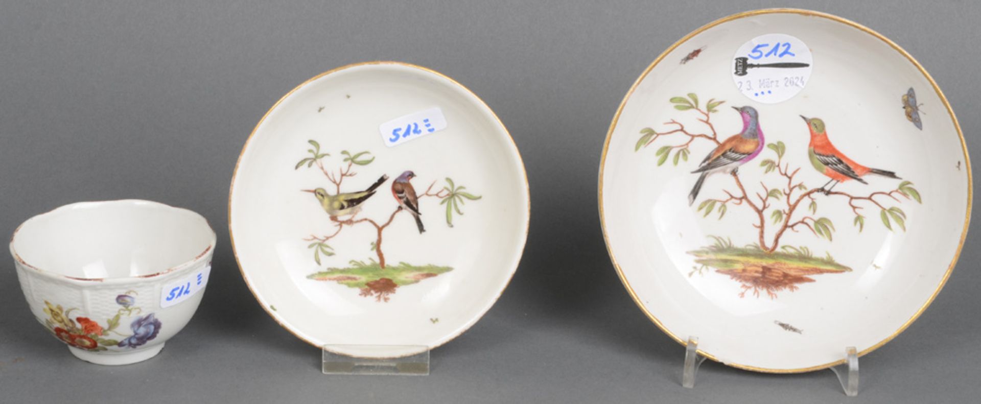 Tasse mit zwei Schalen. Ludwigsburg 1770. Porzellan, bunt bemalt mit heimischen Vögeln bzw.