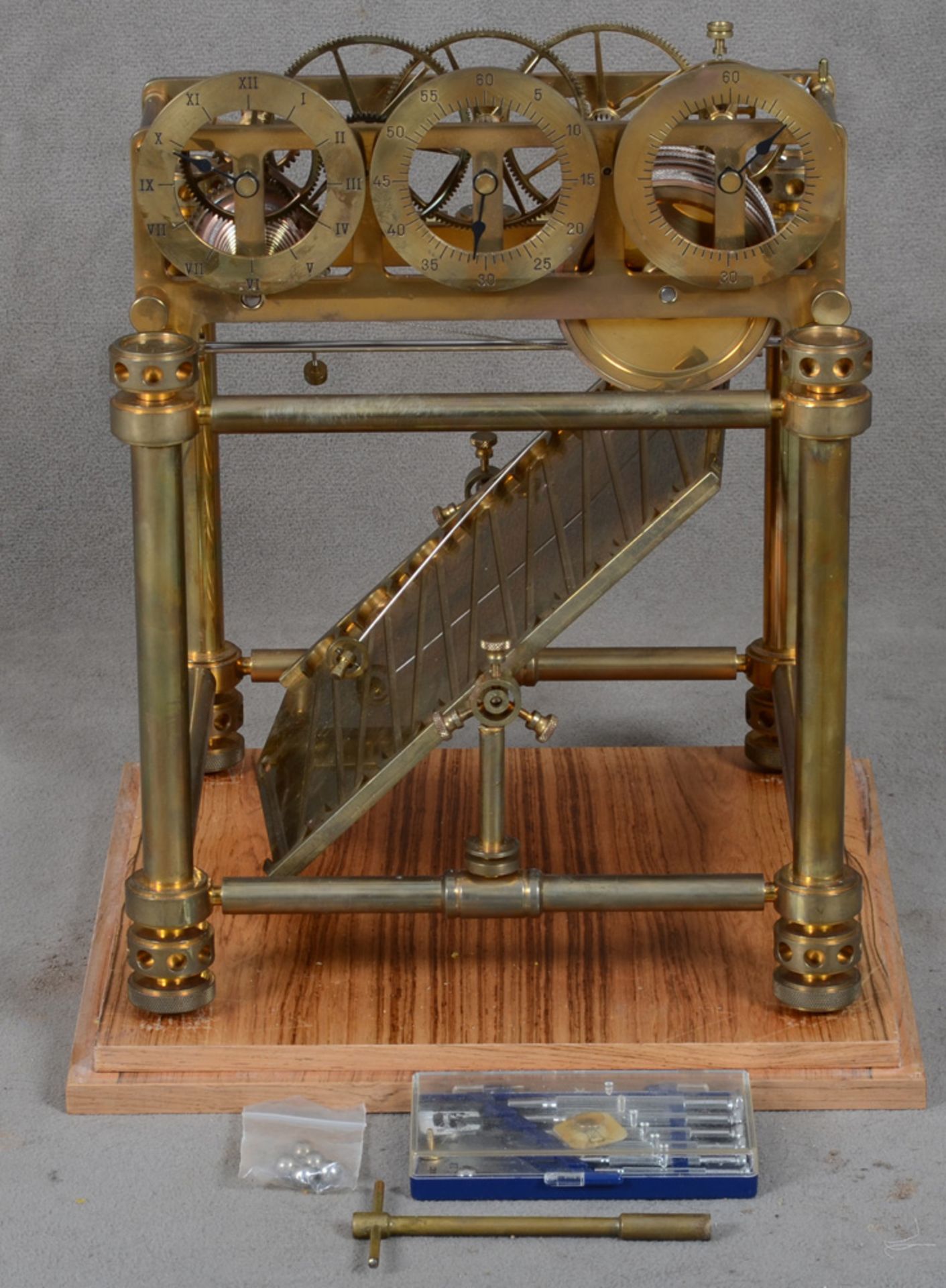 Kugeluhr „Rolling Ball Clock“. England 20. Jh. Architektonische Skelett-Messingkonstruktion auf