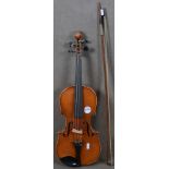 Geige mit Bogen, 4/4, wohl deutsch 20. Jh., L=61 cm. (Funktion ungeprüft)