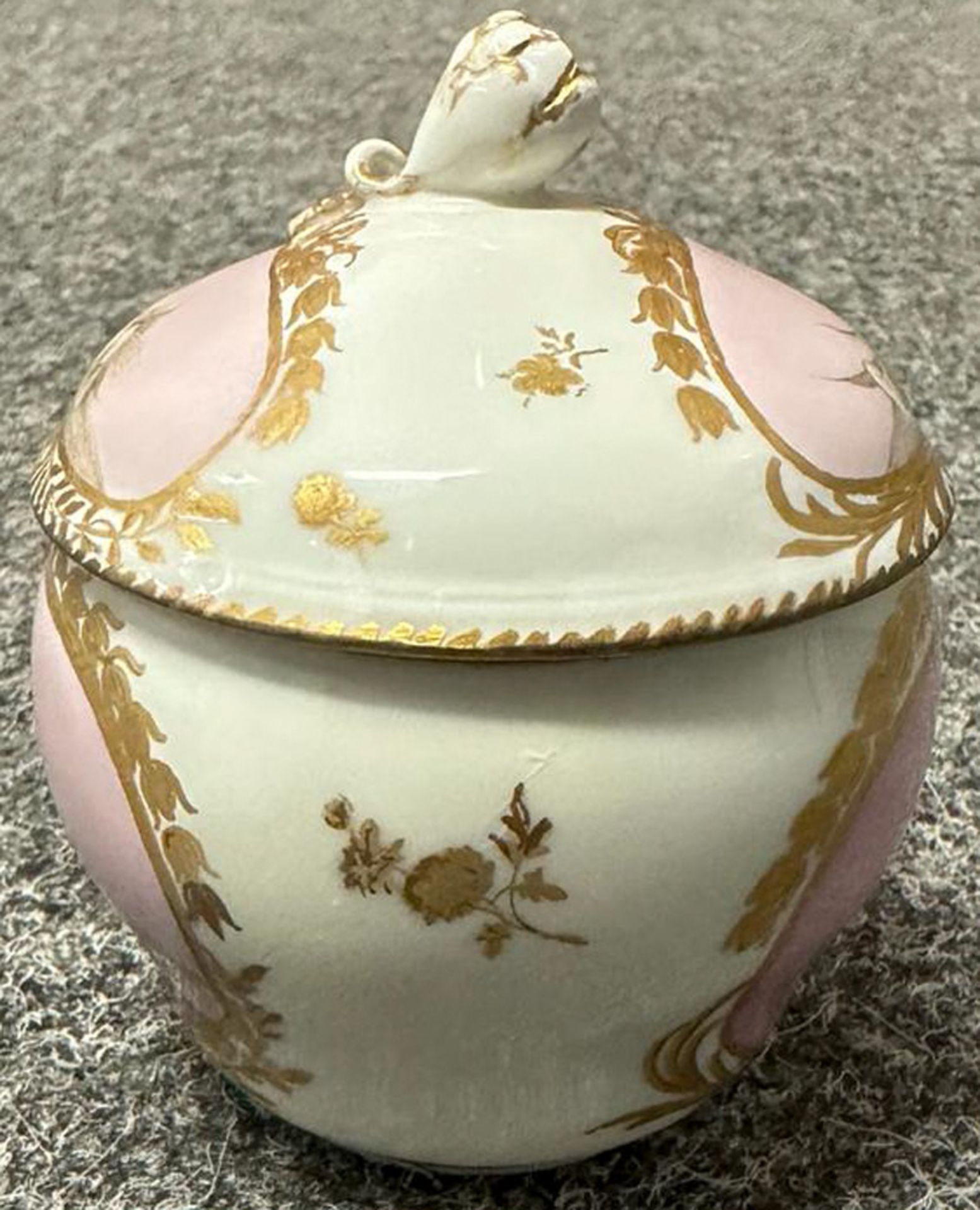 Achttlgs. Reiseservice im Koffer. Meissen 1763-73. Porzellan, auf rosafarbenem Fonds graucamaieu - Image 24 of 34