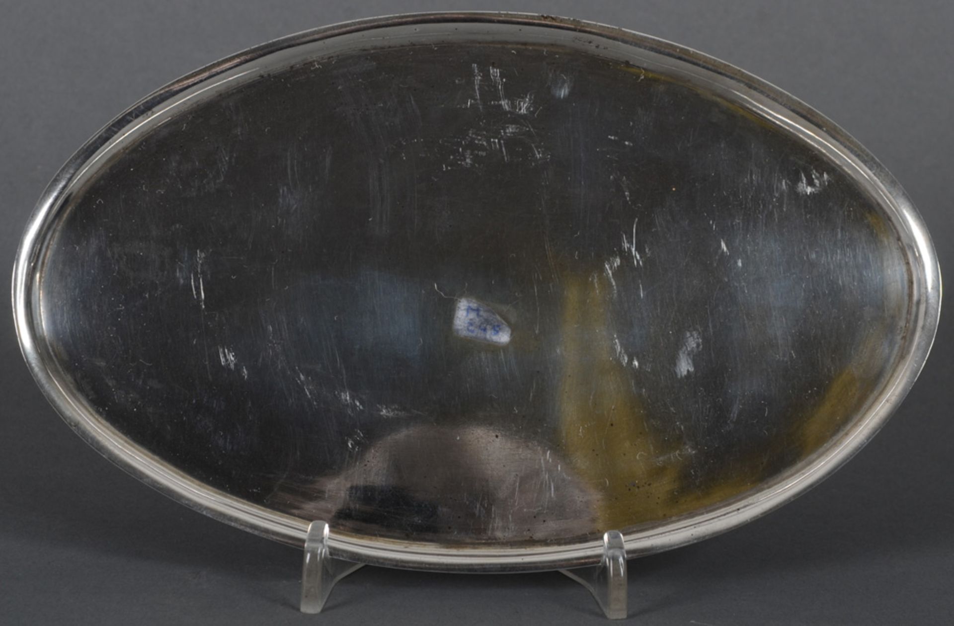 Ovales Tablett. Wien dat. 1815. Silber, ca. 130 g, mit steigendem Lippenrand; verso mit Stadtpunze u