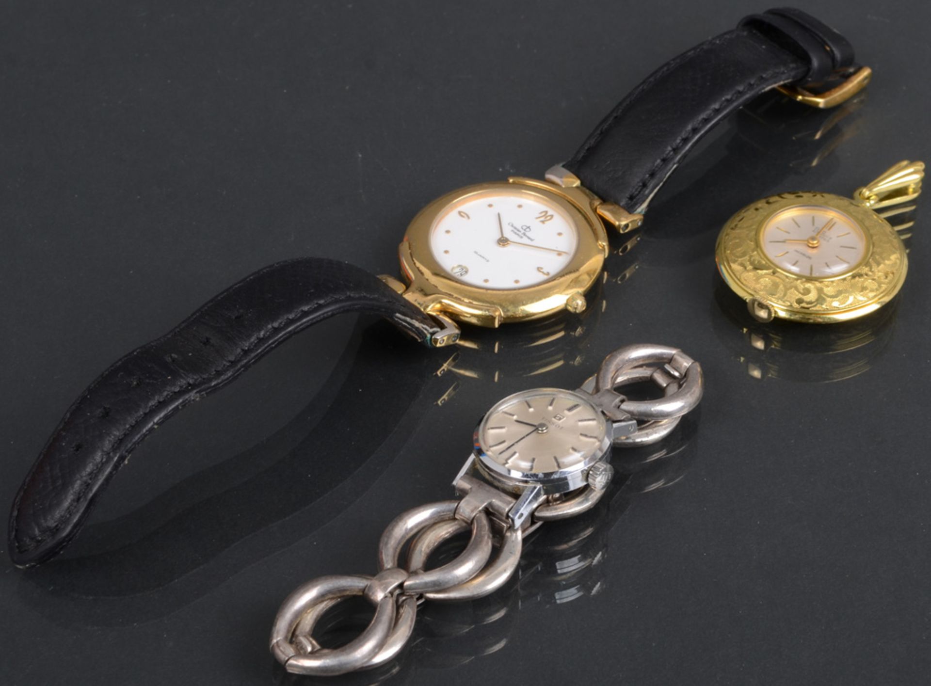 Dreitlgs. Uhren-Konvolut: Eine Damenarmbanduhr, Marke „Tissot“, Silber, mit Handaufzug; eine