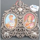 Indischer Miniaturist des 20. Jhs. Zwei Porträtmedaillons eines Königspaares. Je bunt auf Papier