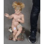 Christuskind, auf Sockel sitzend. Deutsch 19. Jh. Massivholz, geschnitzt, auf Kreidegrund farbig