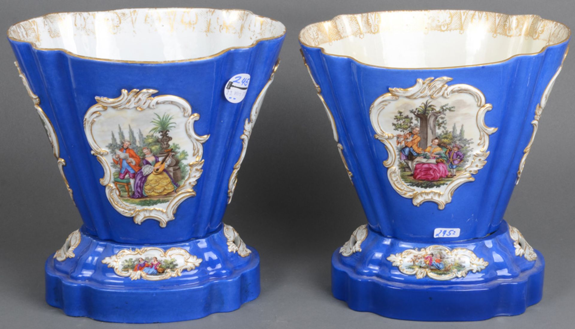Paar Vasen. Meissen 19. Jh. Porzellan, bunt bemalt mit Watteauszenen in gold staffierten