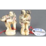 Zwei Erotik-Netsuke. Japan. Poliertes Horn, geschnitzt, teilw. graviert und gefärbt, am Boden sign.,