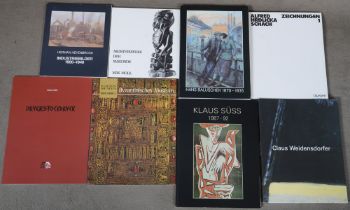 Acht Kunstbände bzw. -broschüren, u.a. VOXX - Projekt (Hrsg.), „Klaus Süss 1987-92“,