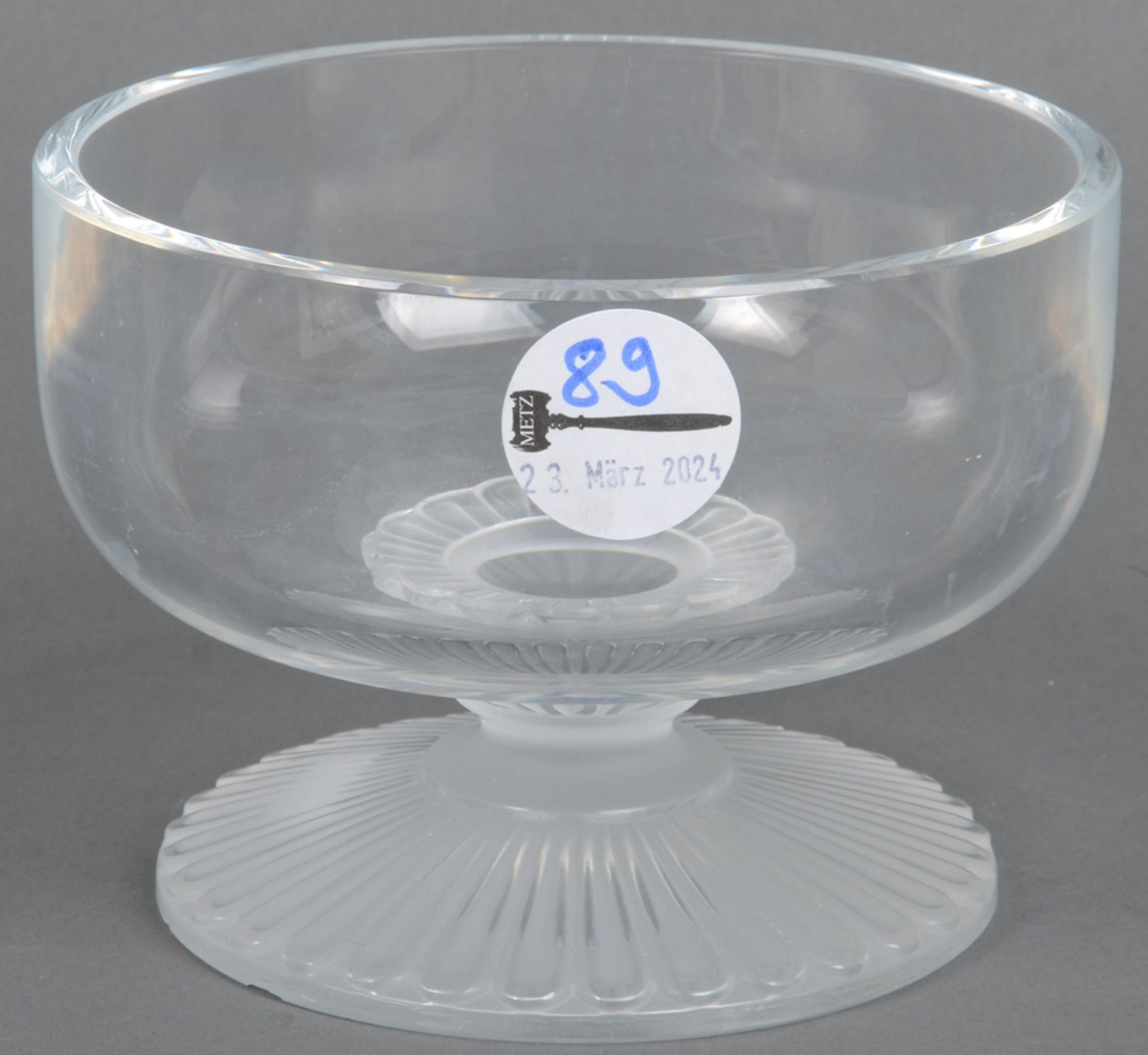 Runde Fußschale. René Lalique. Farbloses Glas, teilw. opak, am Boden mit Ätzsignatur, H=11,5 cm, D=