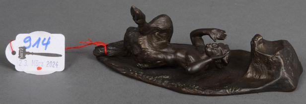 Franz Xaver Bergmann (1838-1894). Liegender Faun. Wiener Bronze, teilw. bunt bemalt, seitl. am