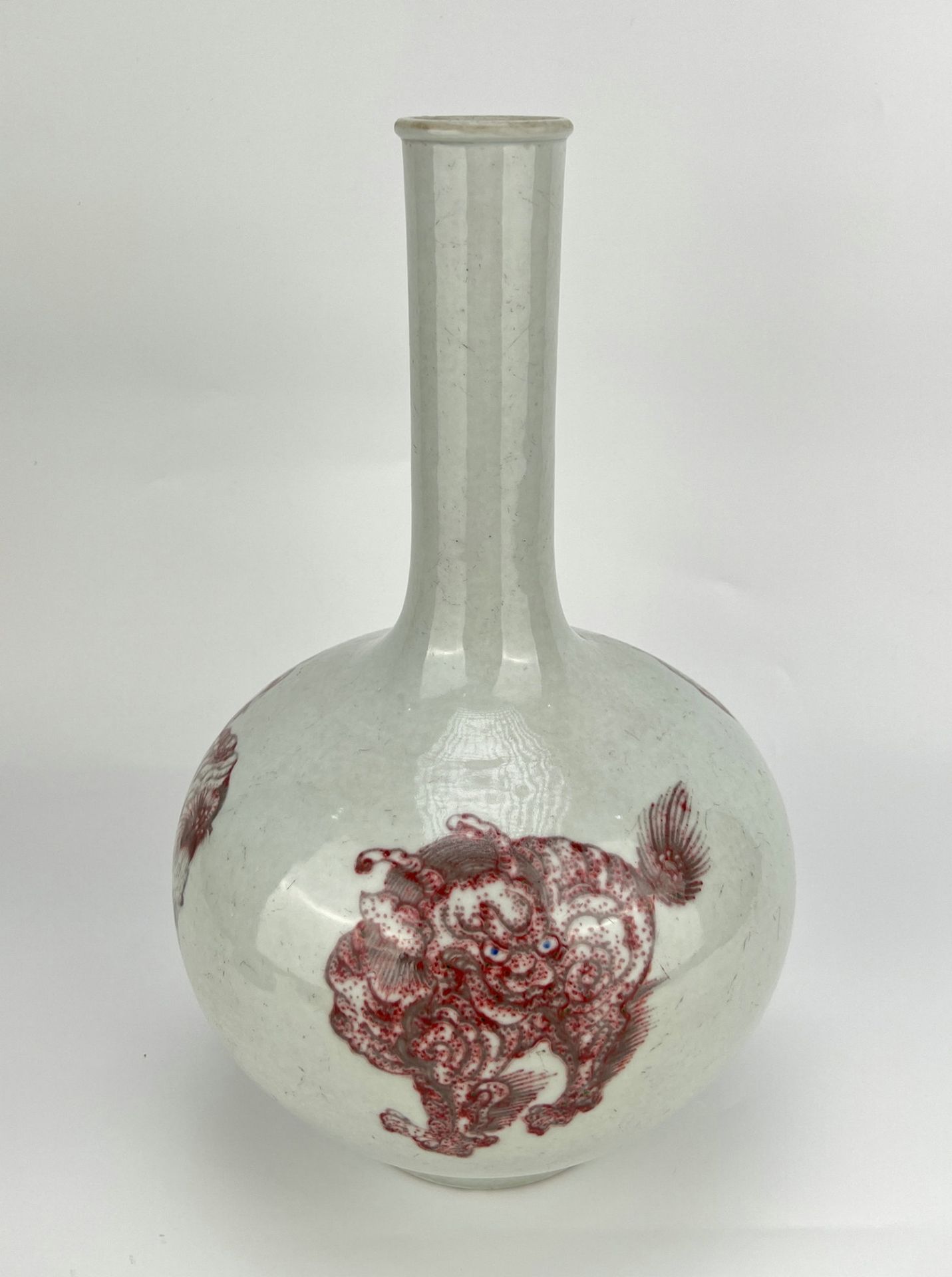 A Chinese underglaze red pointed vase, KangXi Pr.  - Bild 3 aus 11