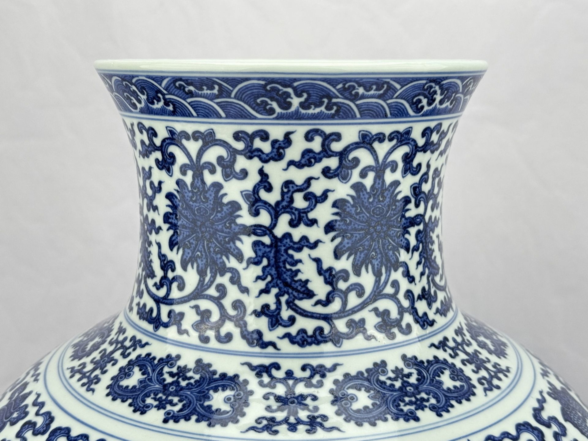 A large Chinese Blue&White vase, 17TH/18TH Century Pr.  - Bild 3 aus 11