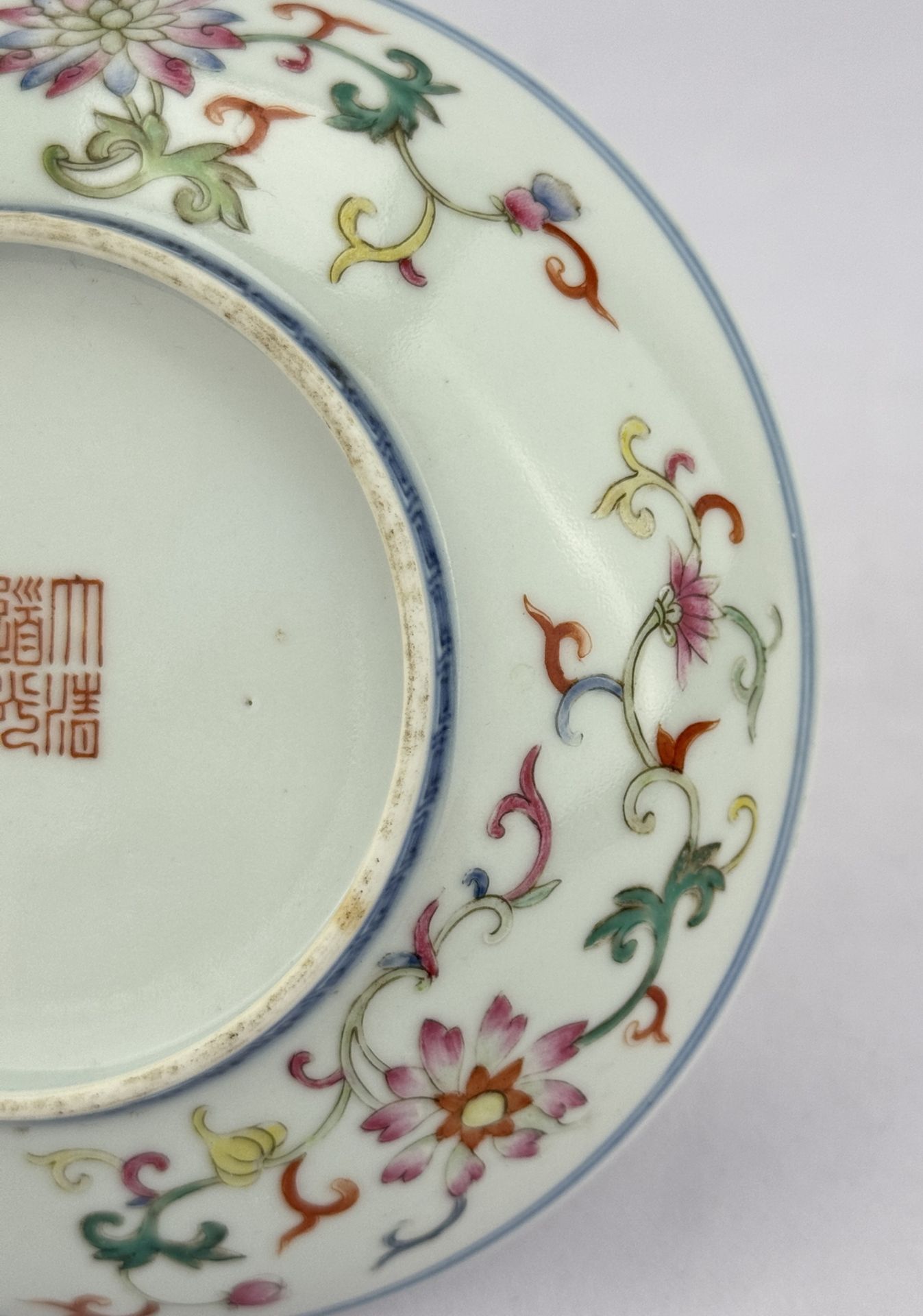 A Chinese Famille Rose dish, 18TH/19TH Century Pr.  - Bild 4 aus 6