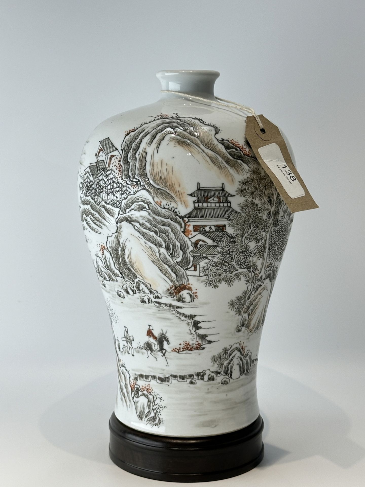 A Chinese Famille Rose vase, 17TH/18TH Century Pr.  