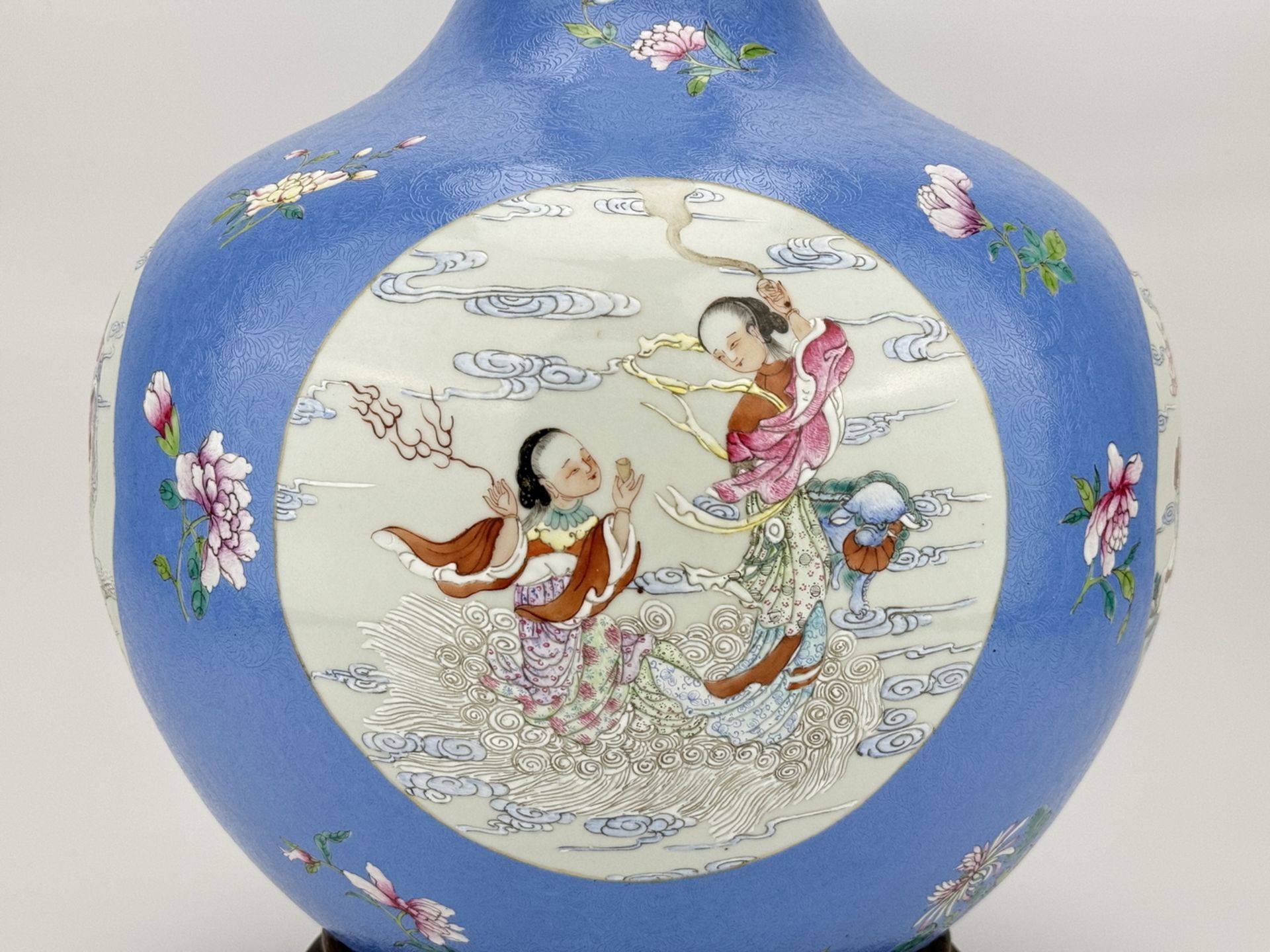 A Chinese Famille Rose vase, 17TH/18TH Century Pr.   - Image 4 of 10