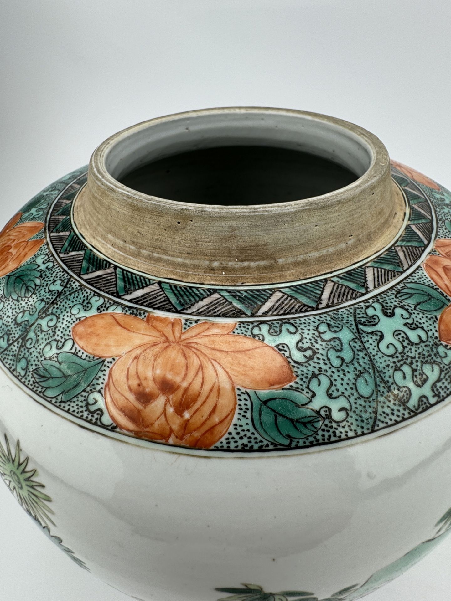 A Chinese Famille Rose jar, 17TH/18TH Century Pr.  - Bild 9 aus 9