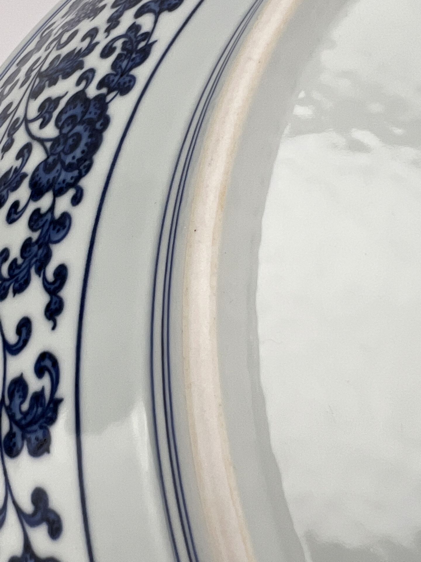 A large Chinese Blue&White dish, 17TH/18TH Century Pr.  - Bild 13 aus 15