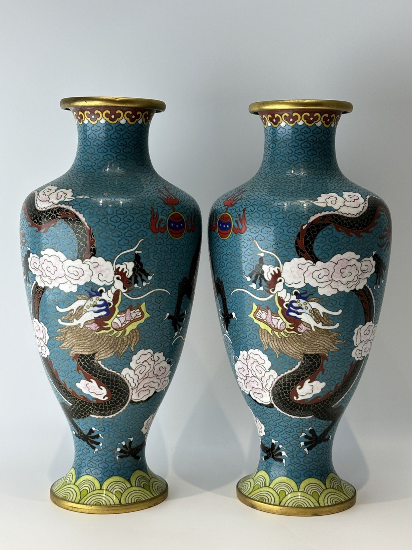 A PAIR CHINESE FINE CHINESE CLOISONNE VASEs with  IMPERIAL DRAGONS 19TH Century. - Bild 7 aus 11