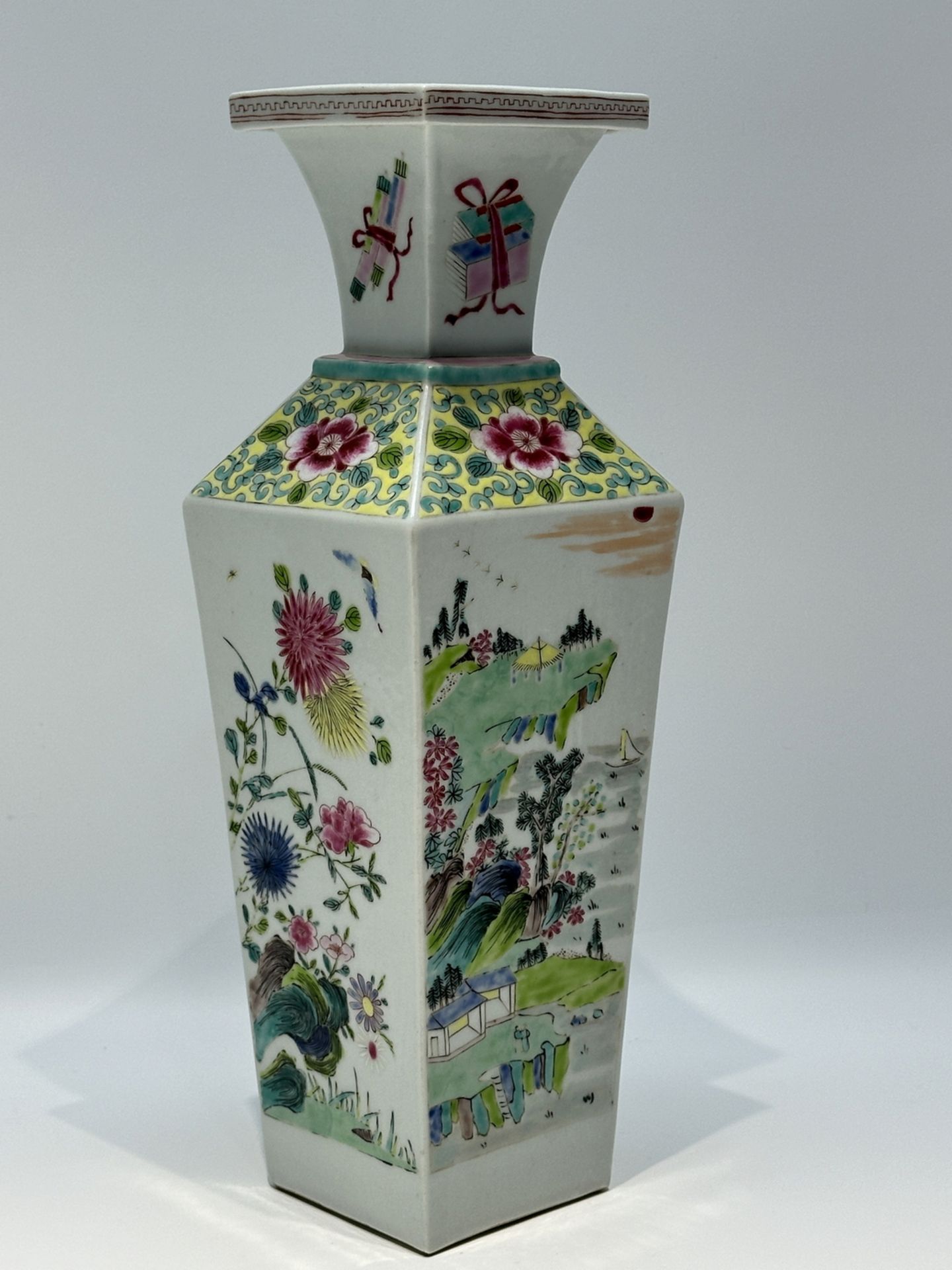 A Chinese Famille Rose vase, 17TH/18TH Century Pr. - Bild 2 aus 8