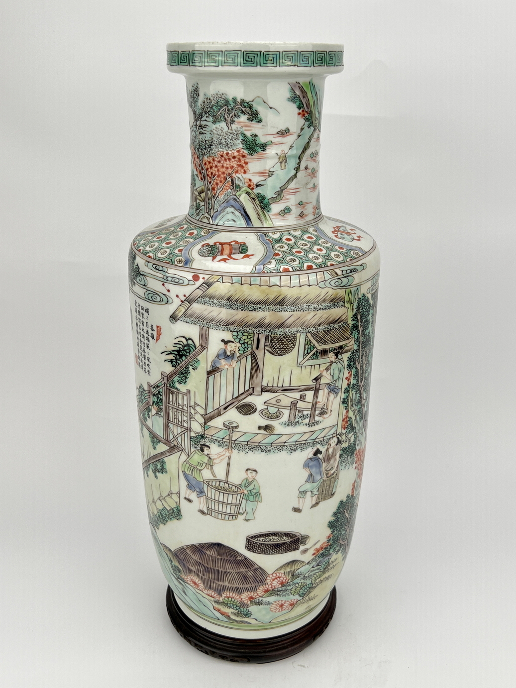 A Chinese Famille Rose vase, 17TH/18TH Century Pr. 